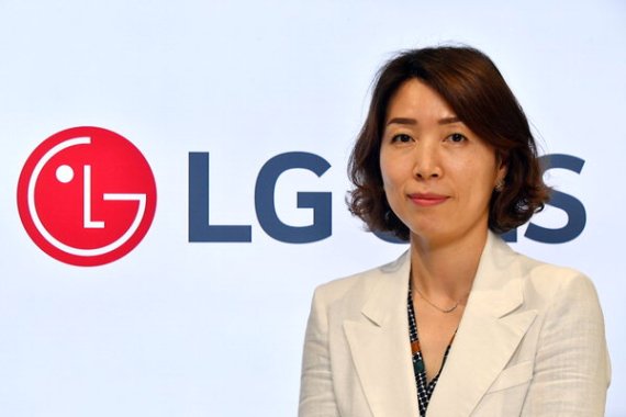 LG CNS 이정화 블록체인사업추진단장이 파이낸셜뉴스 블록포스트와 인터뷰 전 사진을 촬영하고 있다. / 사진=서동일 기자