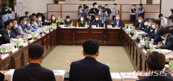 최저임금위원회 전체회의 모습 / 자료사진