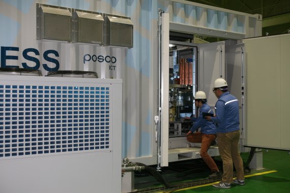 중소기업에 이전하는 '에너지 저장 시스템 전력제어' 특허 관련 설비를 포스코ICT 직원이 테스트하고 있다.