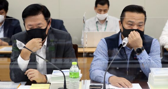 '동상이몽' 노사내년도 최저임금 결정을 위한 최저임금위원회 5차 전원회의가 7일 정부세종청사에서 열렸다. 내년도 최저임금으로 노동계는 1만원, 경영계는 8410원을 제시한 가운데 이날 회의는 양측의 격차 줄이기에 논의의 초점이 맞춰졌다. 류기정 사용자위원(한국경영자총협회 전무·왼쪽)과 이동호 근로자위원(한국노동조합총연맹 사무총장)이 생각에 잠겨 있다. 뉴스1