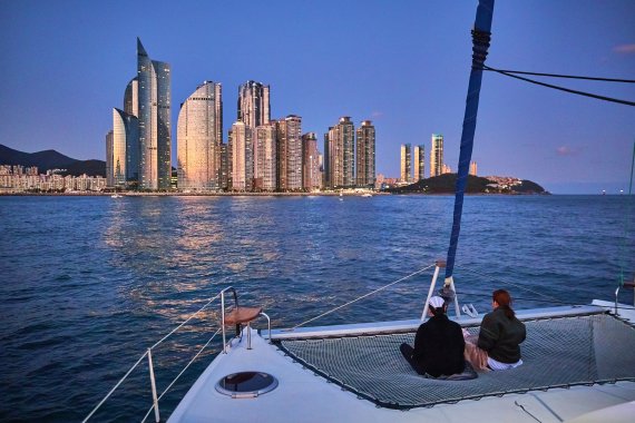이승헌 동명대 실내건축학과 교수가 부산에서 꼭 경험해봐야 할 체험 액티비티 코스로 소개한 요트투어 모습. 사진=101가지 부산을 사랑하는 법