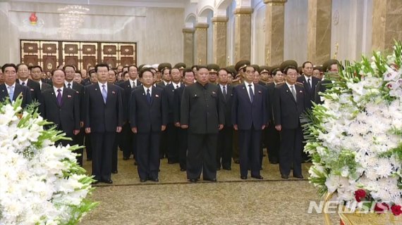 지난해 7월8일 김정은 북한 국무위원장이 김일성 주석 사망 25주기를 맞아 김 주석의 시신이 안치된 금수산태양궁전을 참배하고 있다.했다고 밝혔다. /사진=뉴시스