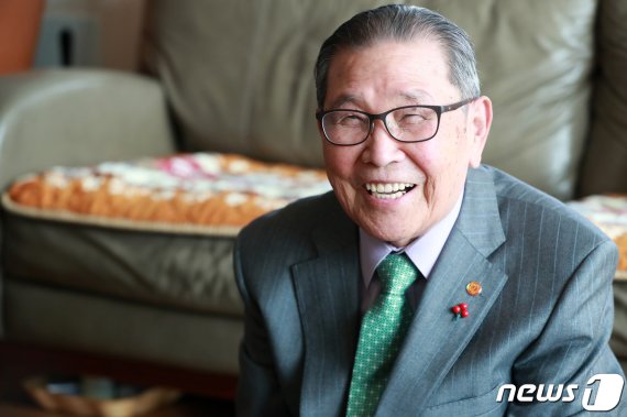 3·1운동 100주년을 앞두고 25일 오후 장병하 애국지사가 대구 달서구 자택을 찾은 달서구청 관계자들과 이야기 나누며 환하게 웃고 있다. 1928년 안동에서 태어난 장병하 애국지사는 1944년 10월 안동농림학교 학생을 중심으로 조직된 비밀결사조직 조선회복연구단에 가입해 항일운동을 하다가 체포돼 안동형무소에서 옥고를 치렀다. 2019.2.25/뉴스1 © News1 공정식 기자