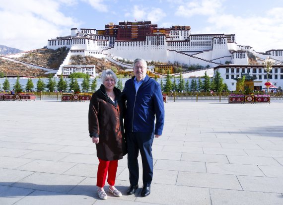 지난 2019년 5월22일 중국 티베트 자치구의 라사를 방문한 테리 브랜스태드 주중 미국 대사 부부 모습. 브랜스테드 대사는 14일 사임을 발표했다.AP뉴시스