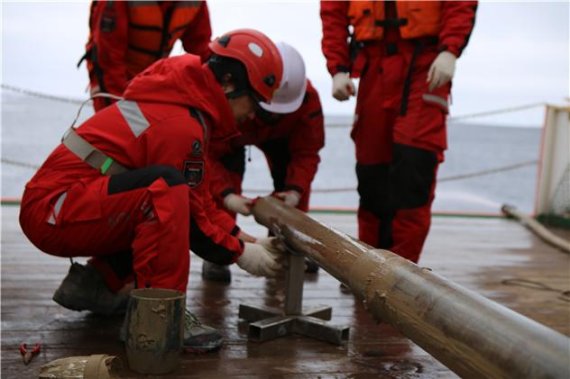 국제 공동연구진들이 쇄빙연구선 아라온호를 이용해 남극 로스해 해양대륙붕의 퇴적물을 시추하고 있다. 극지연구소 제공
