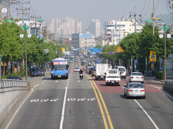 인천시는 오는 12월 31일 시내버스 노선개편을 실시해 송도∼청라를 연결하는 시내버스 급행노선을 운행한다.
