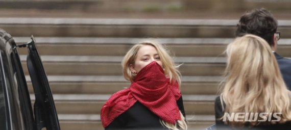 [런던=AP/뉴시스] 미국 할리우드 스타 조니 뎁(57)의 전 부인 앰버 허드(34)가 8일(현지시간) 런던 고등법원에 도착했다. 그는 이날 법원에서 뎁에게 보내려한 메일을 공개했다. 허드는 메일에 "지킬 박사와 하이드같다. 나는 당신의 반을 사랑한다, 미치도록 말이다. 하지만 나머지 반은 날 공포에 떨게 한다"고 썼다. 2020.7.9.