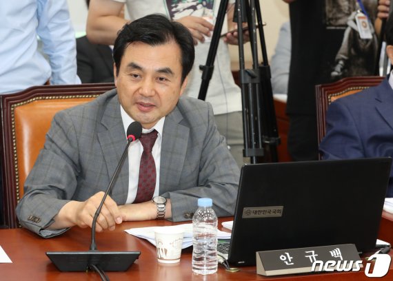 안규백 더불어민주당 의원이 22일 서울 여의도 국회에서 열린 국방위원회 전체회의에 참석해 인사말을 하고 있다. 2020.6.22/뉴스1 © News1 박세연 기자