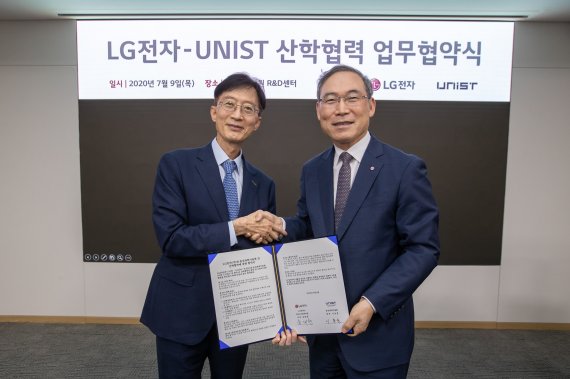 UNIST 이용훈 총장(왼쪽)과 LG전자 송대현 H&A사업본부장(오른쪽)이 산학협력을 위한 업무협약을 체결했다. /사진=(UNIST