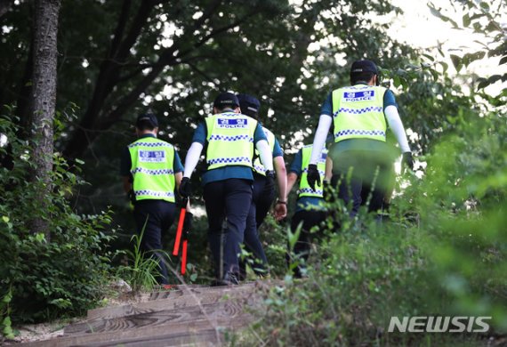 [서울=뉴시스] 조성봉 기자 = 박원순 서울시장이 연락두절됐다는 신고가 접수된 9일 경찰이 성북동 와룡공원 주변 일대를 수색하고 있다. 2020.07.09.suncho21@newsis.com