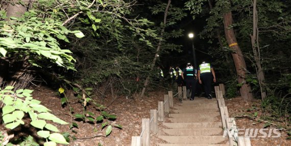 박원순 서울시장이 연락두절 상태라는 신고가 접수된 9일 서울 성북구 스카이하늘길 일대에서 경찰 병력이 수색 작업을 하고 있다.