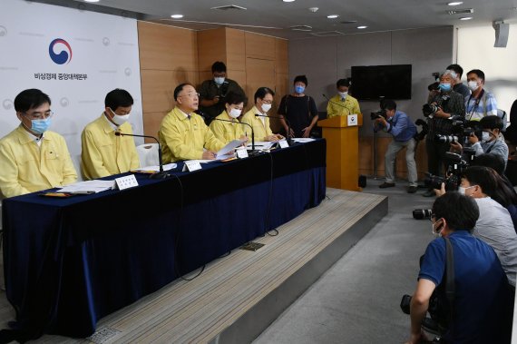 홍남기 경제부총리 겸 기획재정부 장관, 김현미 국토부 장관, 진영 행정안전부 장관, 손병두 금융위원회 부위원장 등 정부부처 주요 관계자들이 10일 오전 서울 세종대로 정부서울청사에서 열린 제10차 비상경제 중앙대책본부 회의를 마친 후 브리핑룸에서 회의 결과를 발표하고 있다. 사진=서동일 기자 /사진=fnDB