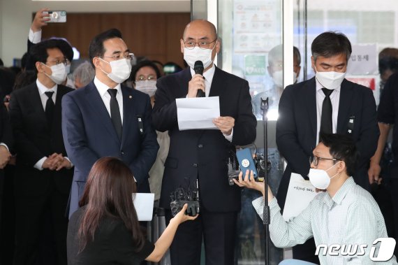 고한석 서울시 비서실장(가운데)이 10일 오전 박원순 서울시장의 빈소가 마련된 서울 종로구 서울대병원 장례식장 앞에서 고인의 유서를 공개하고 있다. 2020.7.10/뉴스1