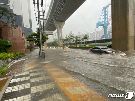 부산에 호우경보가 내려진 가운데 10일 오전 부산 영도구의 한 아파트 앞 도로에 물에 잠겨 있다.(부산소방재난본부 제공)© 뉴스1