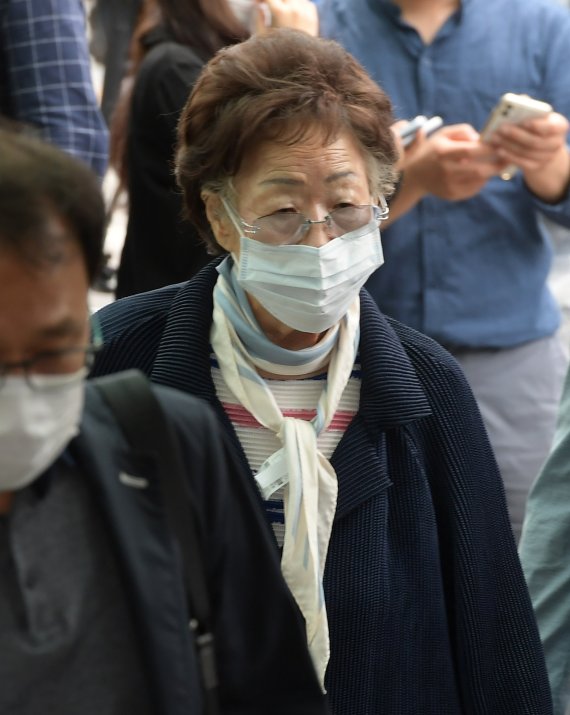 일본군 위안부 피해자 이용수 할머니가 10일 서울 대학로 서울대학교병원 장례식장에 마련된 고 박원순 서울시장 빈소에 들어서고 있다. 사진=서동일 기자