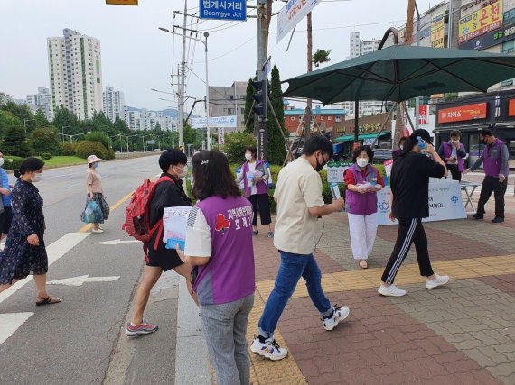 호계2동 코로나19 방역물품 배부. 사진제공=안양시