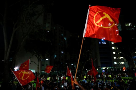싱가포르 시내에서 11일 새벽 노동당 지지자들이 당의 깃발을 흔들며 최다 의석 확보를 축하하고 있다.로이터뉴스1