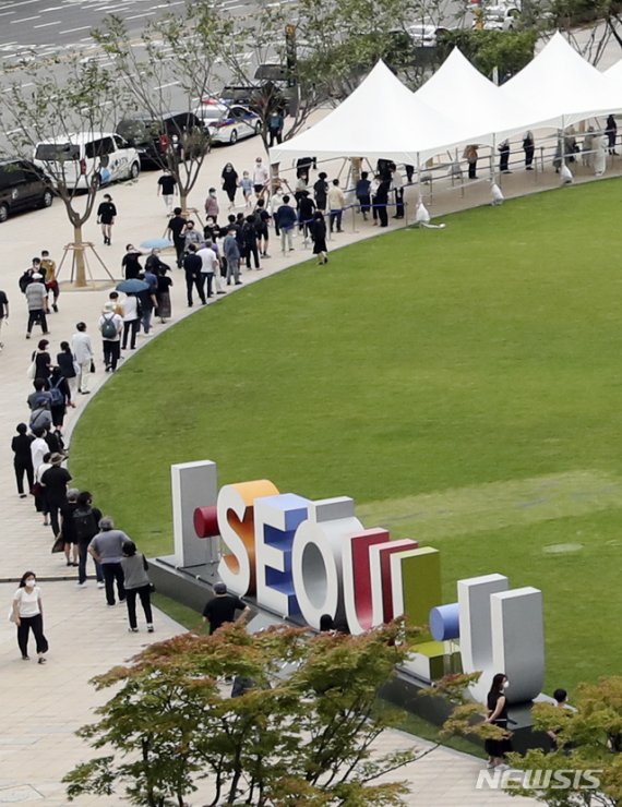 [서울=뉴시스] 최진석 기자 = 11일 중구 서울광장에 차려진 고 박원순 서울시장의 시민분향소를 찾은 시민들이 조문을 위해 줄지어 대기하고 있다. 2020.07.11.myjs@newsis.com