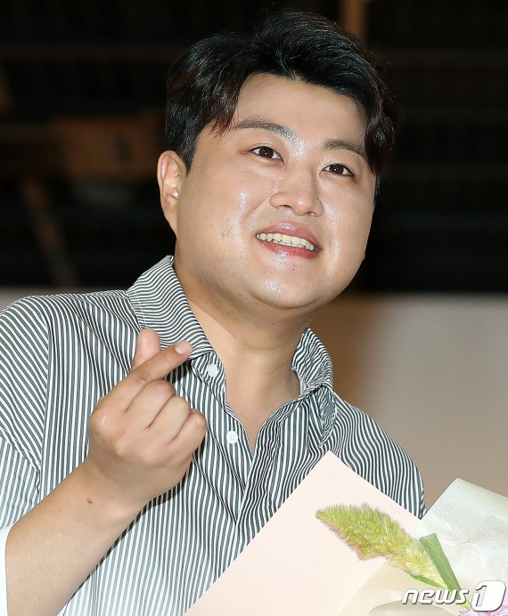 '김호중 병역 로비 의혹' 前매니저 폭로, 50대女가..