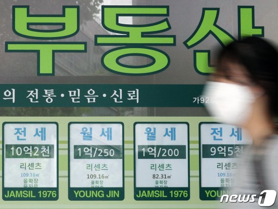 정부가 22번째 부동산 대책을 놓은 가운데 12일 서울시내 한 부동산 공인중개사 사무소에 매물 전단이 붙어있다.