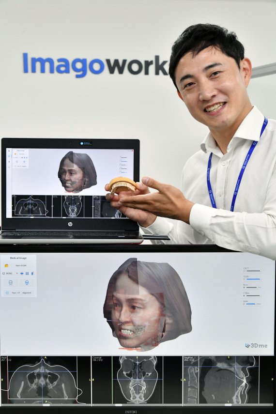 김영준 이마고웍스 대표가 치아 스캔과 얼굴 스캔 모델을 인공지능 기반으로 구현한 치과용 3차원 모델을 설명하고 있다. 사진=서동일 기자