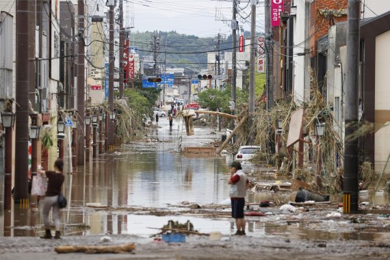 지난 4일 일본 규슈 구마모토현 일대에 최대 시간당 100mm 가까운 폭우가 쏟아지면서 히토요시 시내가 초토화 됐다. AP뉴시스