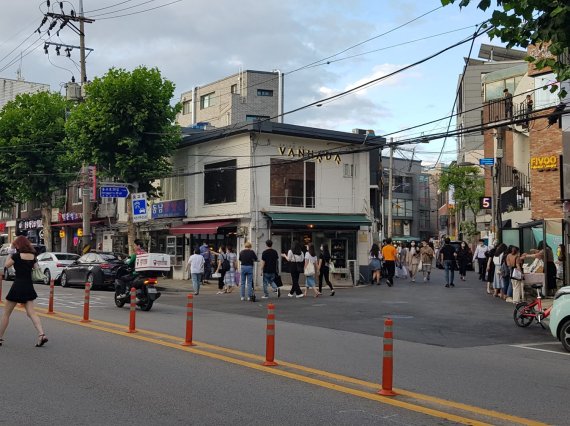 지난 10일 금요일 저녁을 맞아 사람들이 서울 연남동을 오가고 있다. 이 지역은 대부분 이전 매출 수준을 회복하지 못했다. 사진=이설영 기자