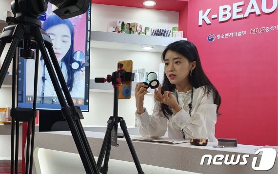 중국 유명 인플루언서 닌코(Ninko)씨가 한국 중소기업 화장품 18종을 직접 사용하며 생방송을 진행하고 있는 모습..2019.8.27/뉴스1© 뉴스1 최동현 기자