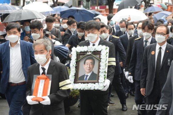 [서울=뉴시스]고승민 기자 = 고 박원순 서울시장의 발인이 엄수된 13일 오전 서울 중구 서울시청에서 고인의 위패와 영정이 영결식장으로 향하고 있다. 2020.07.13. photo@newsis.com <저작권자ⓒ 공감언론 뉴시스통신사. 무단전재-재배포 금지.> /사진=뉴시스화상