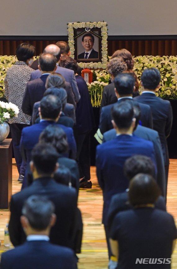 [속보] 박원순 고소인 측 "성폭력 사건 무마 안돼"