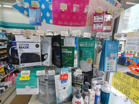 13일 영등포역 인근 편의점에서 다양한 마스크 제품이 판매 중이다. 사진=조지민 기자