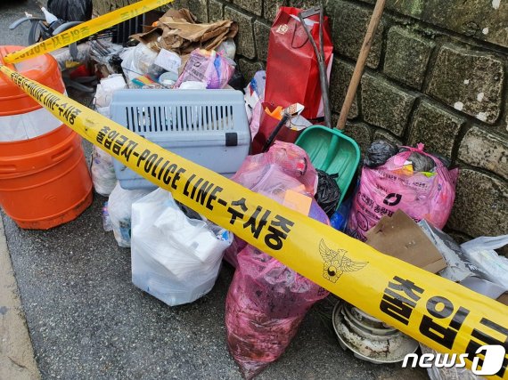군용 탄약상자가 발견된 쓰레기더미© 뉴스1