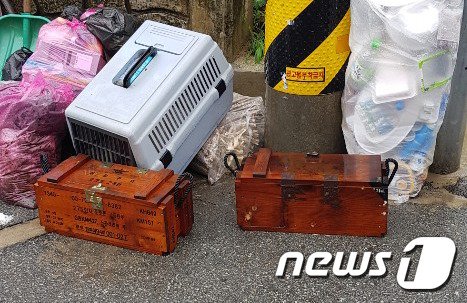 쓰레기더미서 발견된 군용 탄약상자(청원경찰서 제공) © 뉴스1