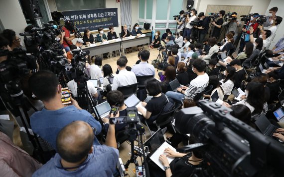 김재련(오른쪽 두번째) 법무법인 온·세상 대표 변호사가 13일 오후 서울 은평구 한국여성의전화에서 열린 서울시장에 의한 위력 성추행 사건 기자회견에서 경과보고를 하고 있다. 사진=서동일 기자