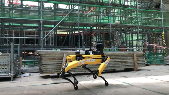 GS건설이 큐픽스와 협력해 국내최초로 건설현장에 도입한 4족 보행 로봇 스팟(SPOT). / 사진=GS건설 제공