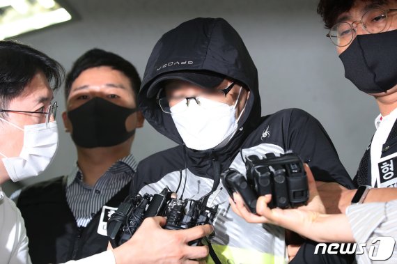 경북 경주시청 트라이애슬론 직장운동부 운동처방사로 일하며 고(故) 최숙현 선수를 비롯해 운동선수들을 폭행한 혐의를 받는 안주현씨(45)가 13일 오후 구속 전 피의자 심문(영장실질심사)을 받기 위해 대구지방법원에 들어서고 있다. 2020.7.13/뉴스1 © News1 공정식 기자