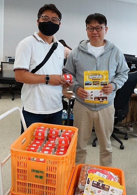 친환경 ‘화산석 구운란’ 먹고 힘내세요. 제주웰빙영농조합법인 13일 제주벤처마루 입주기업을 상대로 ‘알찬 내일’ 이벤트를 진행했다.