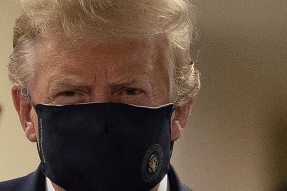 트럼프 대통령이 지난 11일 미 월터 리드 국립 군의료센터 방문 현장에서 처음으로 공개 석상에서 마스크를 착용했다.뉴스1