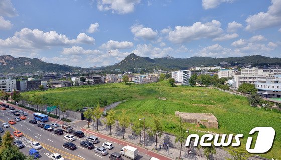 인사동에서 바라본 대한항공 송현동 부지. 사진=News1