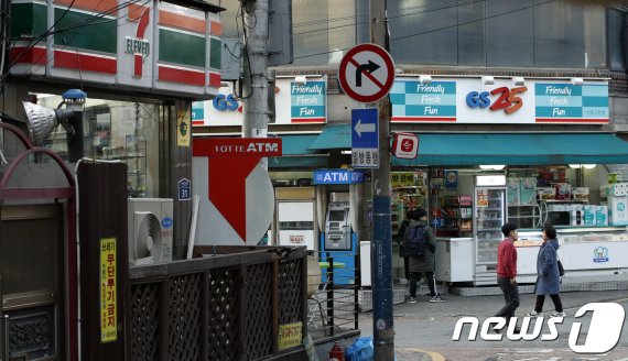 서울 서대문구 신촌 거리에 편의점들이 영업하고 있다. 뉴스1 제공