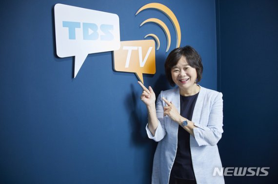 [서울=뉴시스] TBS TV 시사교양프로그램 '민생연구소' 시즌 2 MC 이정미 전 정의당 대표 (사진=TBS 제공) 2020.07.14. photo@newsis.com