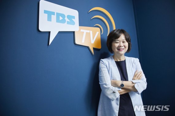 [서울=뉴시스] TBS TV 시사교양프로그램 '민생연구소' 시즌 2 MC 이정미 전 정의당 대표 (사진=TBS 제공) 2020.07.14. photo@newsis.com