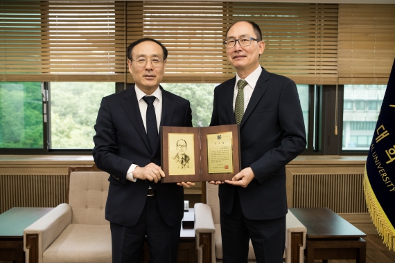 이태영 KC그린홀딩스 회장(오른쪽)이 서울대 발전기금 2억을 기부하자 오세정 서울대 총장이 13일 감사패를 전달하고 기념촬영을 하고 있다. 서울대학교 제공