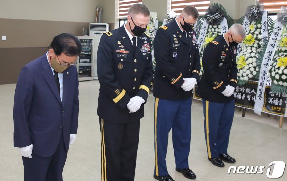 스티브 알랜 주한 미19지원사령관 일행이 14일 백선기 칠곡군수와 함께 경북 칠곡군 왜관지구 전적기념관에 마련된 고 백선엽 장군 분향소에서 조문하고 있다. 알랜 준장은 "백 장군은 미군 장병들이 존경하는 군인들 중의 한 분으로 한미 동맹의 상징이자 한국군 발전의 증인”이라고 말했다. (칠곡군 제공) 2020.7.14/뉴스1 © News1 정우용 기자