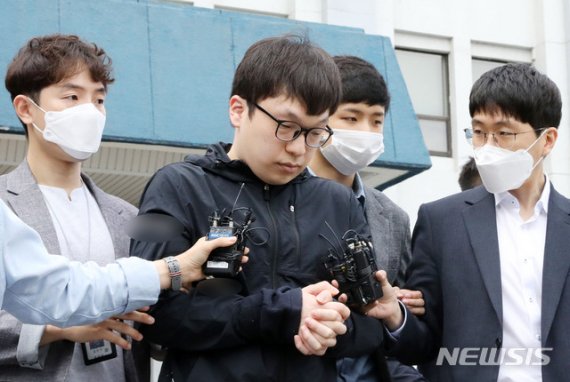 텔레그램 성착취 '박사방' 조주빈의 범행을 도운 혐의를 받고 있는 남경읍이 15일 오전 서울 종로경찰서에서 검찰에 송치되고 있다. /사진=뉴시스