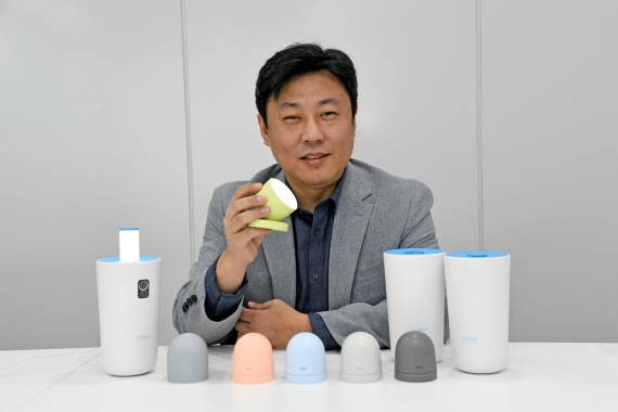 김용덕 루플 대표가 생체리듬 케어를 위한 조명 제품 '올리'를 들고 설명하고 있다. 사진=박범준 기자