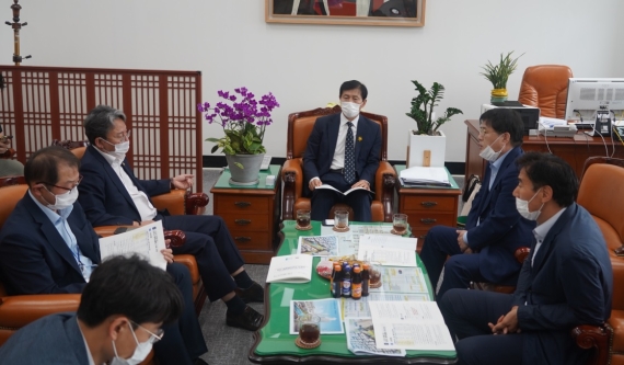 한대희 군포시장(오른쪽 두번째), 이학영 의원(가운데). 손명수 국토부 2차관 면담. 사진제공=군포시