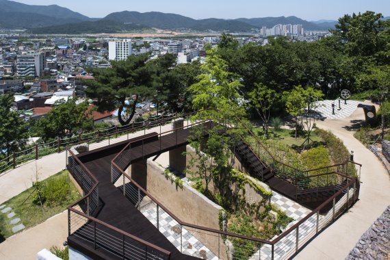 '밀양시 관아주변 공공디자인 개선사업' 중 달빛쌈지공원 전망대 전경 밀양시청 제공