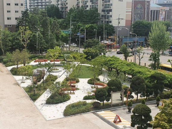 서울시의 학교 내 유휴공간을 학교숲으로 바꾸는 에코스쿨 사업. 강동명일여고의 녹지공간 전경 서울시 제공