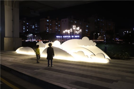 삼국유사에 기록된 구지봉과 신묘한 구름 사이로 해와 같은 둥근 알이 빛나고 있다. 김해시 제공